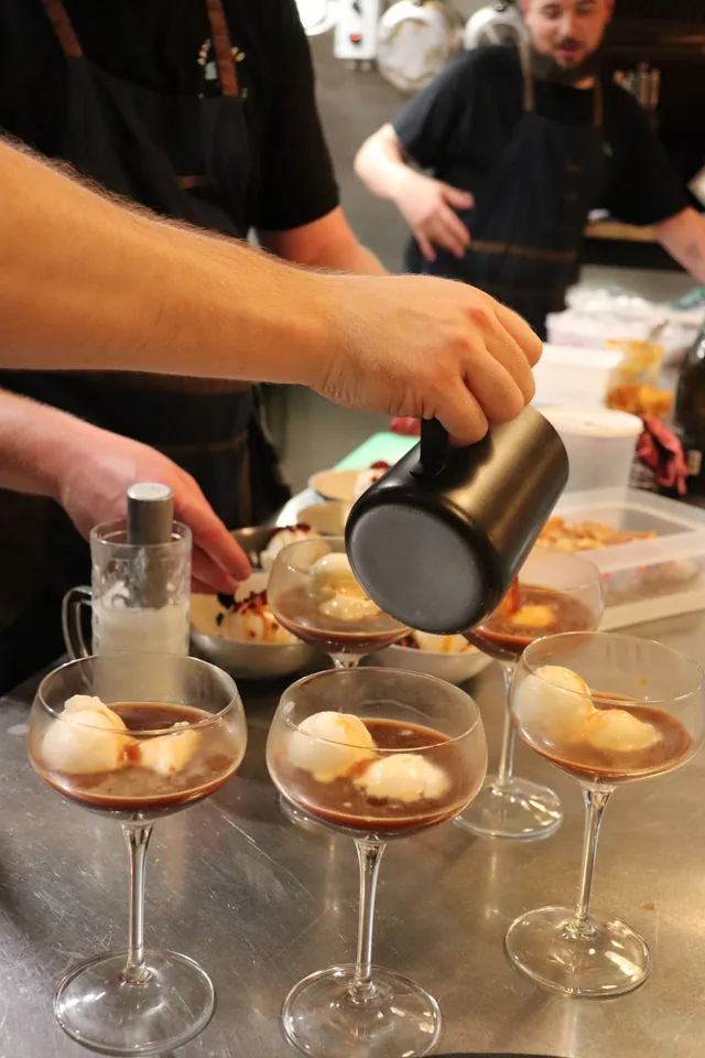 Desserts worden afgewerkt aan de toog