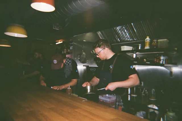Koks aan het werk in de open keuken