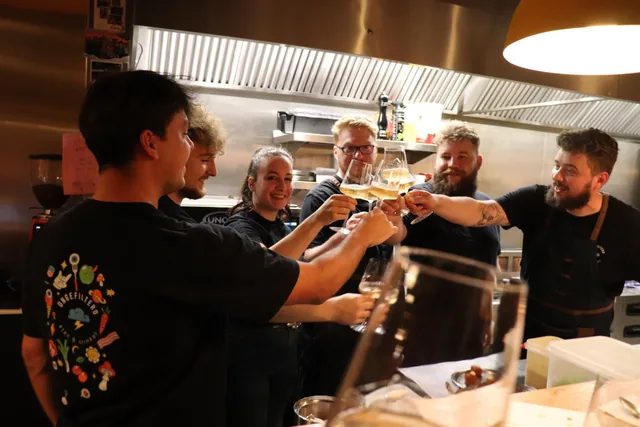 Het team klinkt in de keuken