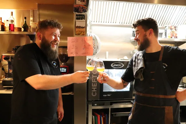 Twee koks klinken in de keuken