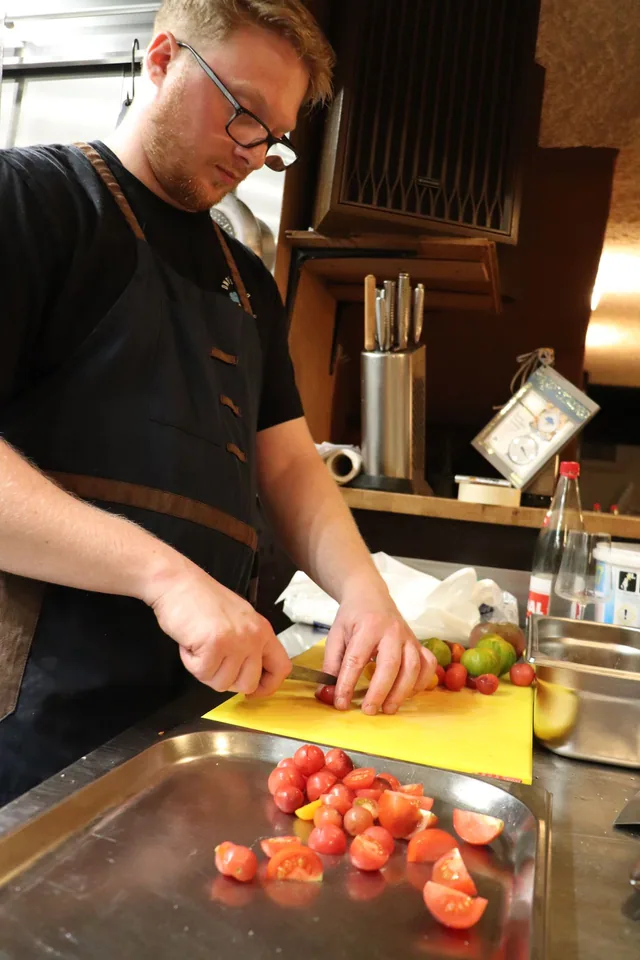 Tomaten snijden in de keuken