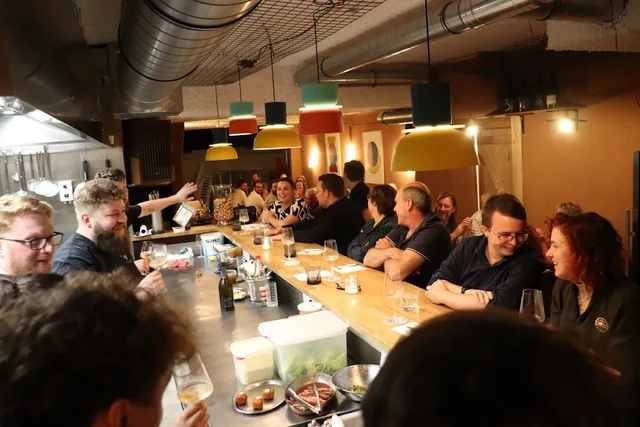 Volle toog met zicht op de zaal