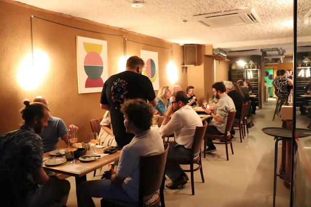 Gasten aan tafel in de zaal van Ongefilterd